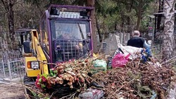 Почти 1 тыс. кубометров мусора вывезли с кладбищ Кисловодска перед Радоницей